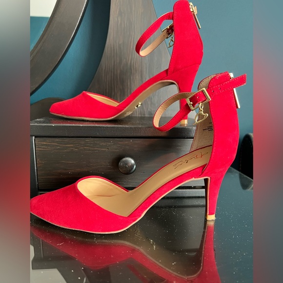 Thalia Sodi Vanessa Heart Charm Red Velvety Faux Suede Zip Back Heels Size 6 NIB - Picture 3 of 9